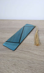 Marque-page bleu marqueté en paille avec frange dorée et attache à œillet