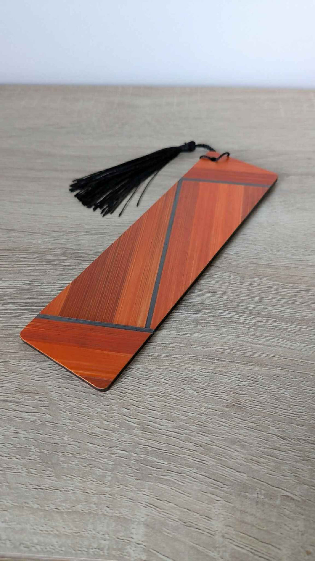 Marque-page orange en marqueterie de paille avec pompon noir et attache