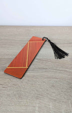 Marque-page orange en marqueterie de paille, pompon noir sur ficelle