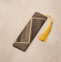 Marque-page en bois à marqueterie rayée marron et beige, gland jaune doré