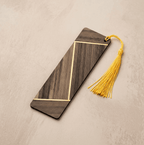 Marque-page en bois à marqueterie rayée marron et beige, gland jaune doré
