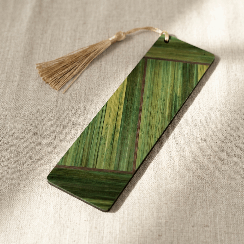 Marque-page rectangulaire en marqueterie de paille verte, frange beige