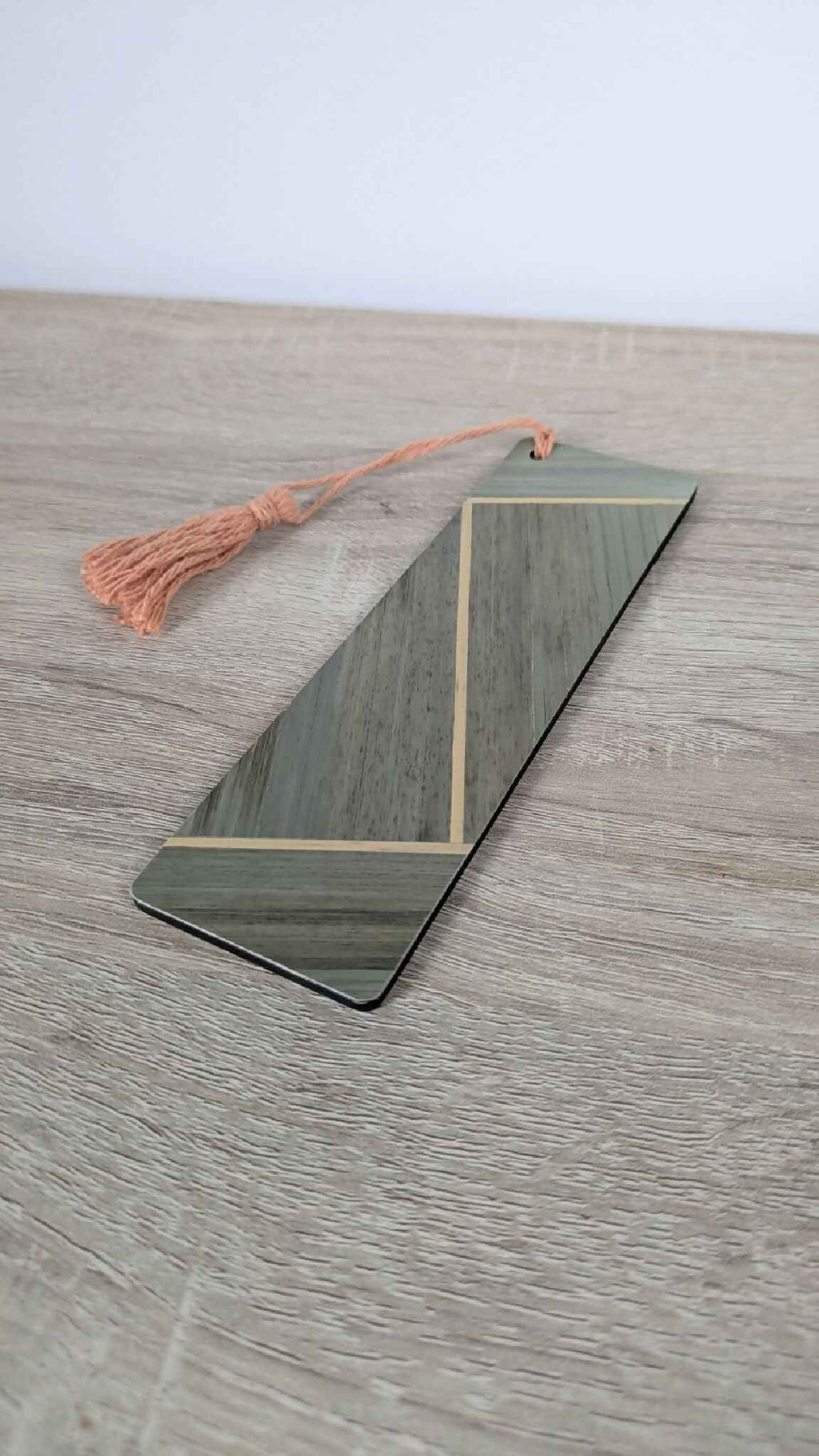 Marque-page en marqueterie paille kaki et beige, avec pampille orange
