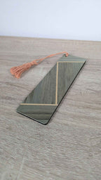 Marque-page en marqueterie paille kaki et beige, avec pampille orange