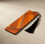 Marque-page rectangulaire orange avec marqueterie rayée et pompon noir