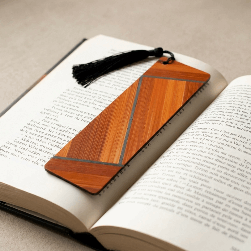 Marque-page en bois avec marqueterie de paille orange et pompon noir