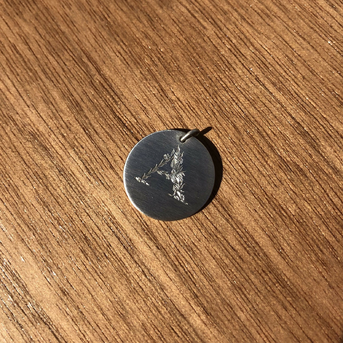 Médaille ronde en argent 925, gravure de rameau, finition polie