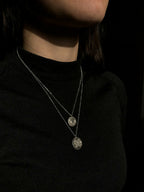Collier en argent 925 avec deux médailles rondes gravées, chaînes fines
