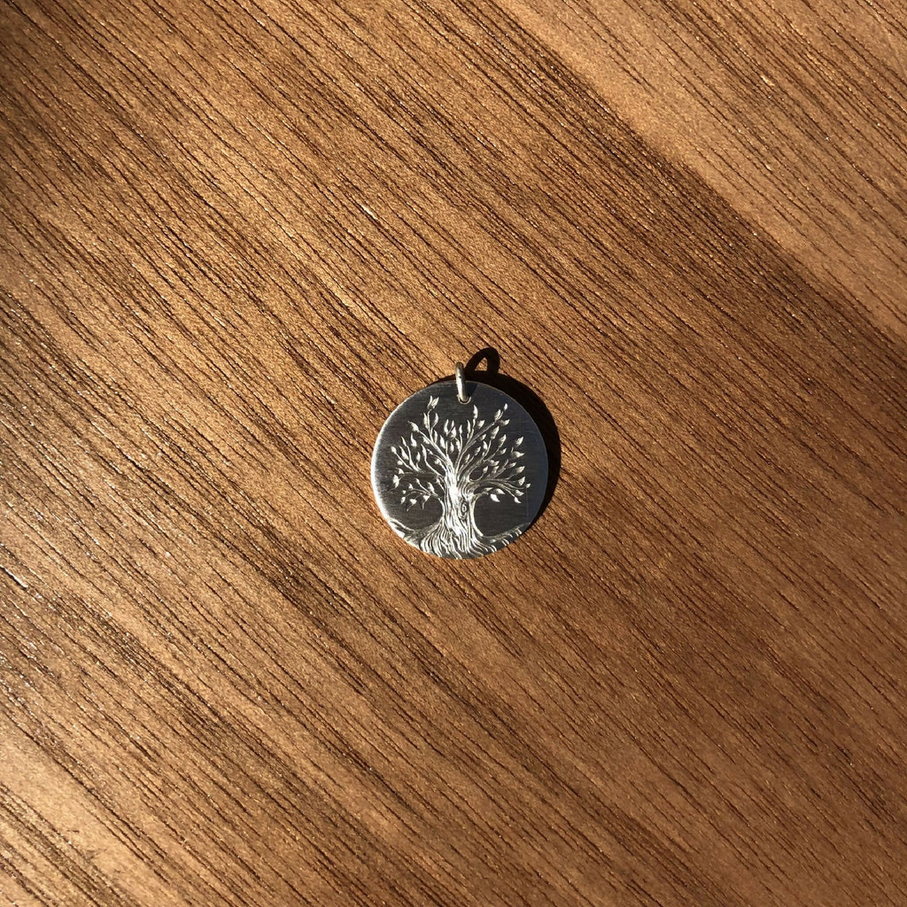 Médaille ronde argent 925, arbre gravé, petit anneau en haut