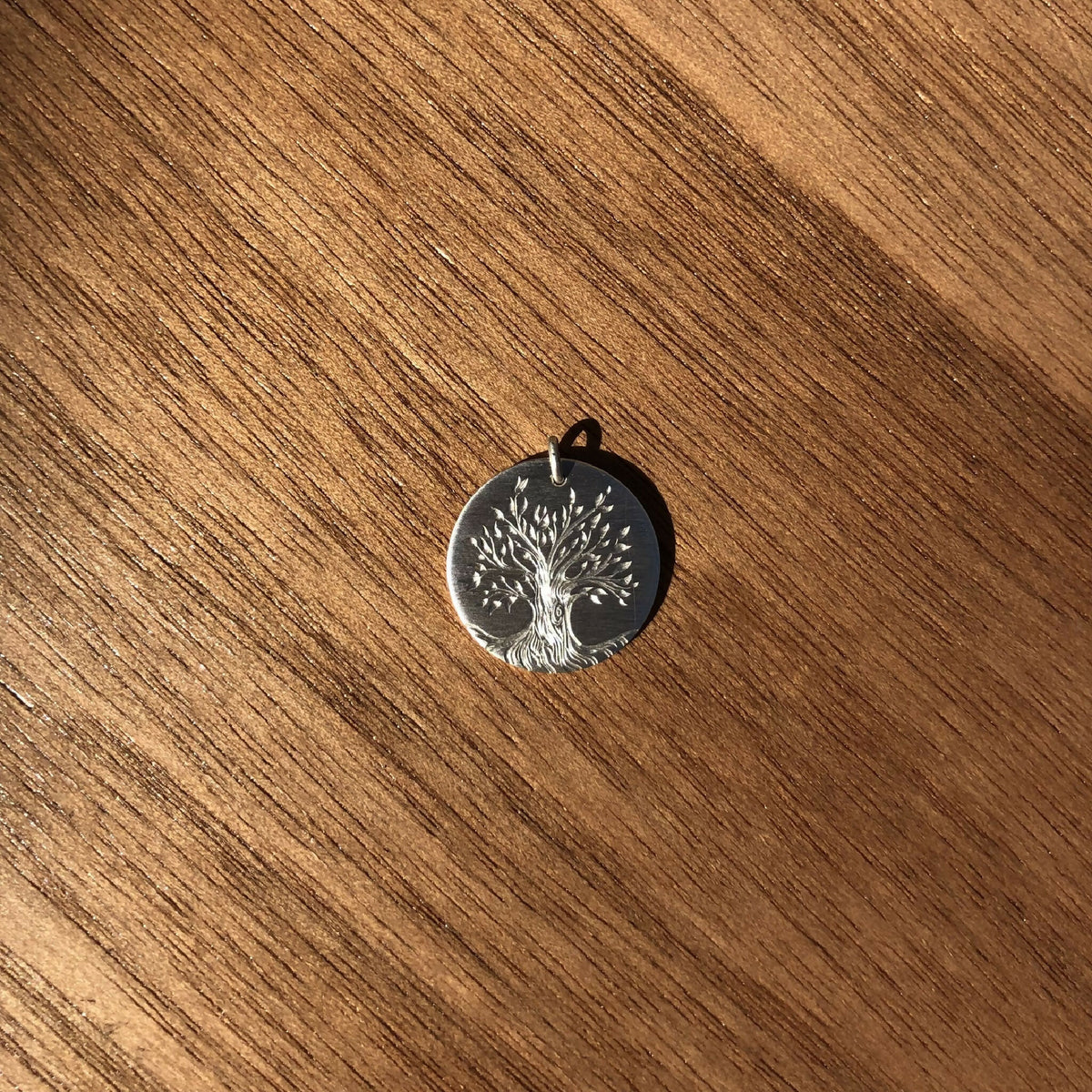 Médaille ronde argent 925, arbre gravé, petit anneau en haut