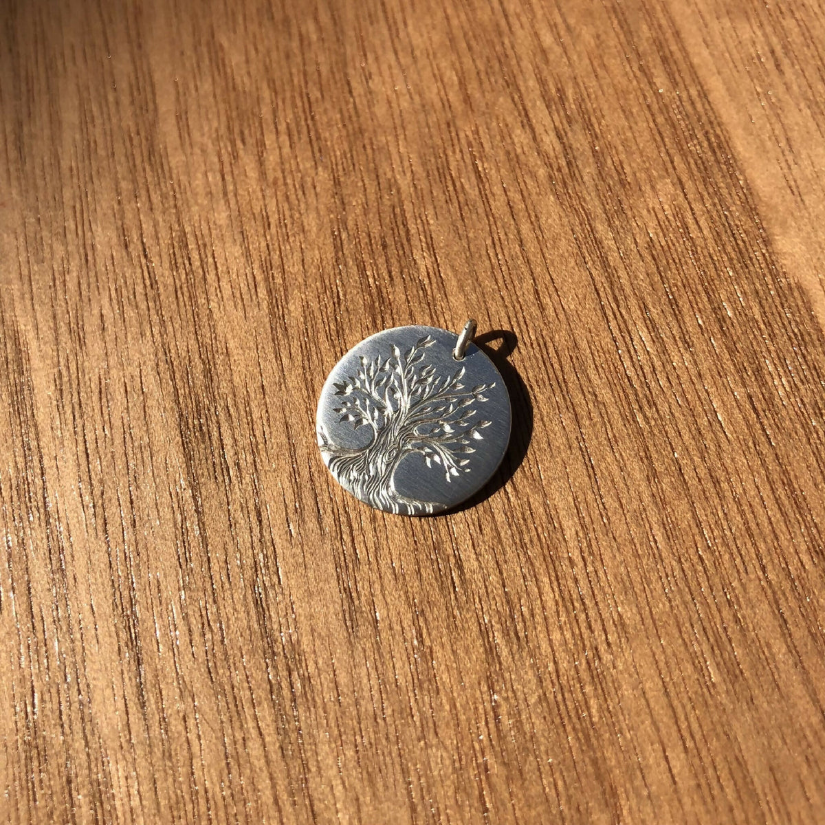 Pendentif médaille ronde en argent 925, arbre gravé finement