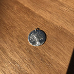 Médaille ronde en argent 925 avec arbre gravé, bélière en haut