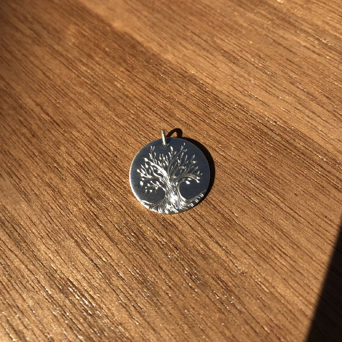 Médaille ronde en argent 925 avec arbre gravé, bélière en haut