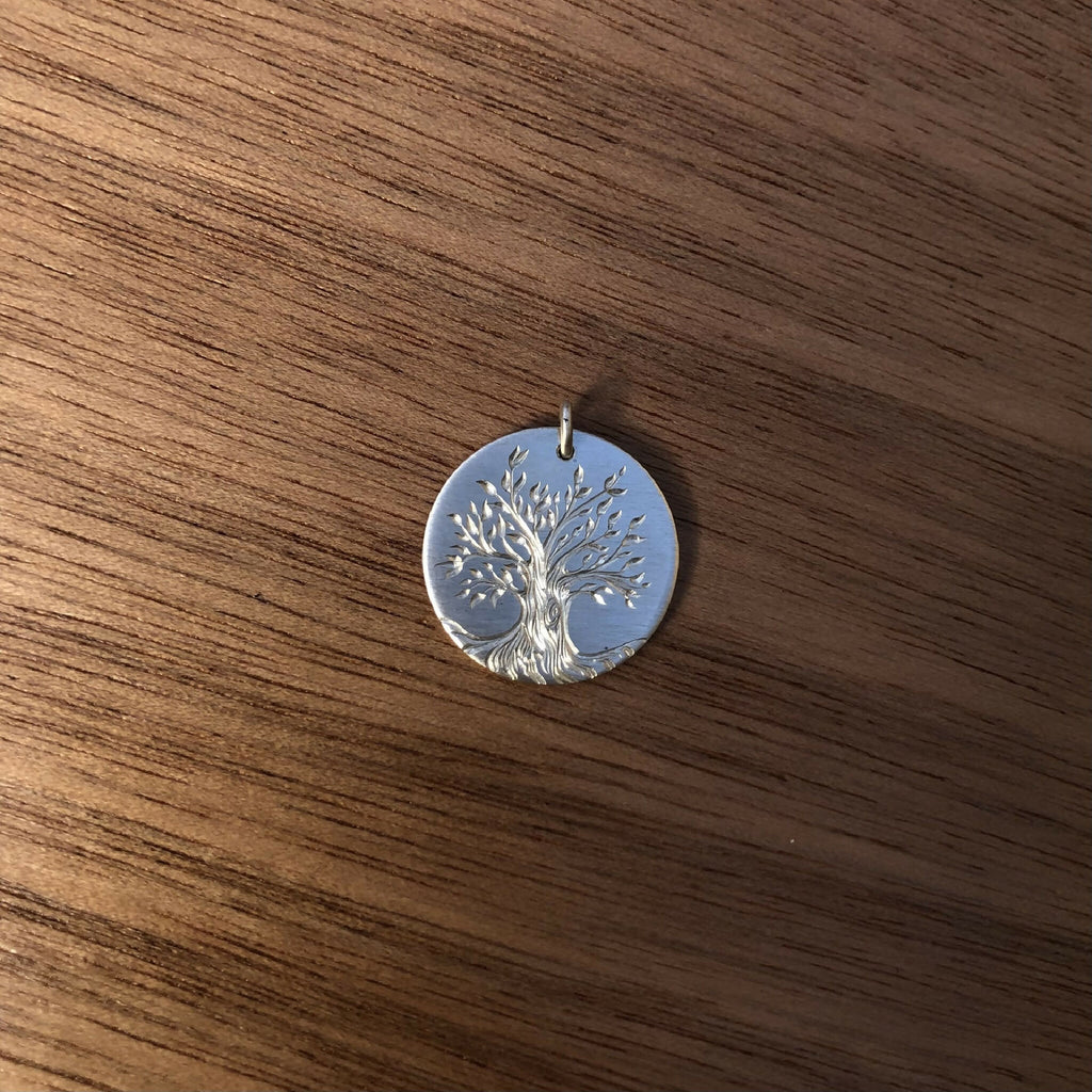 Médaille ronde argent 925, motif d’arbre et feuilles gravés