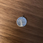 Médaille ronde argent 925, motif d’arbre et feuilles gravés