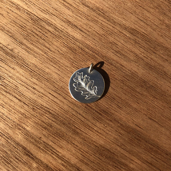 Médaille ronde en argent 925, motif feuille de chêne, petite bélière et anneau.