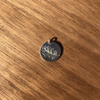 Médaille feuille de chêne en argent 925, forme ronde, bélière visible au sommet.