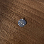 Médaille ronde en argent 925 avec gravure feuille de chêne, bélière et tige.