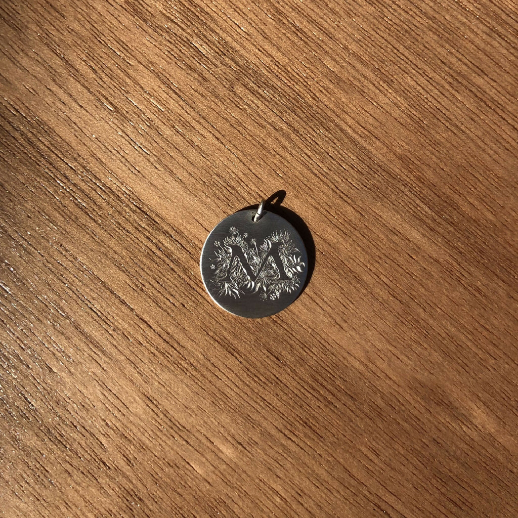 Médaille ronde en argent 925 gravée, finition sombre, anneau de suspension