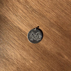 Médaille ronde en argent 925 gravée, finition sombre, anneau de suspension