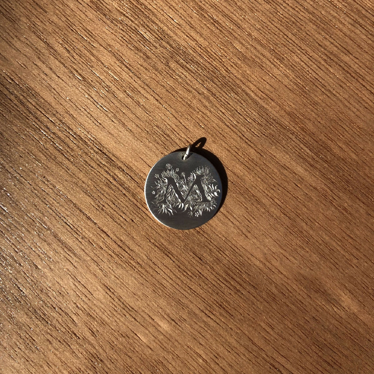 Médaille ronde en argent 925 gravée, finition sombre, anneau de suspension