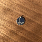 Médaille ronde en argent 925 avec décor émaillé bleu nuit, phare et étoiles