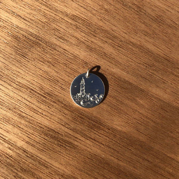 Médaille ronde en argent 925 avec décor émaillé bleu nuit, phare et étoiles