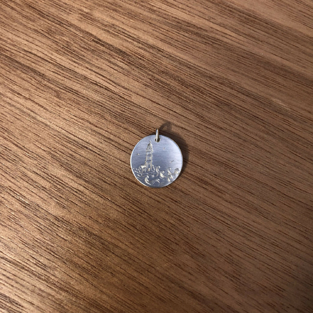 Médaille ronde en argent 925 côté argent, relief phare et vague