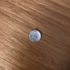 Médaille ronde en argent 925 côté argent, relief phare et vague