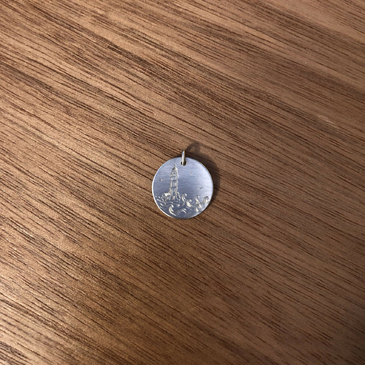 Médaille ronde en argent 925 côté argent, relief phare et vague