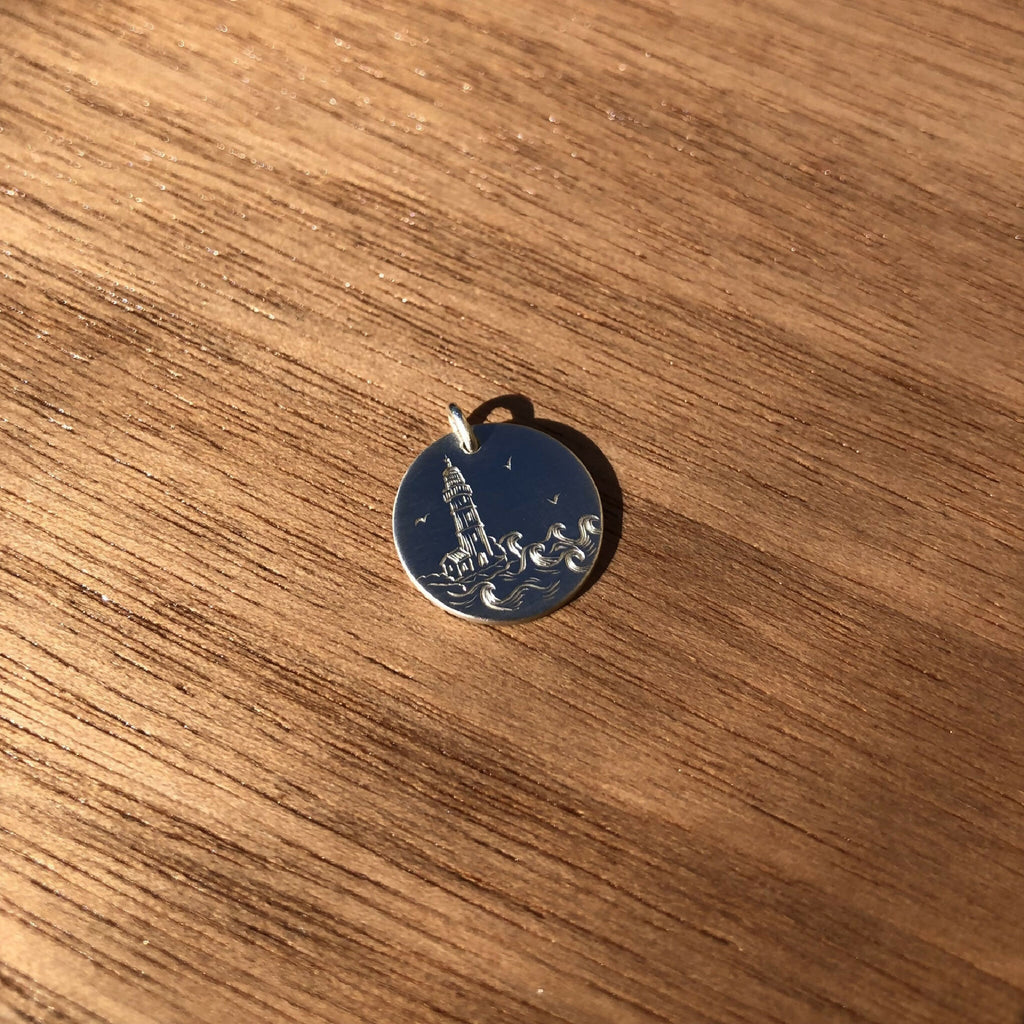 Médaille ronde en argent 925, décor émaillé bleu foncé avec phare et étoiles