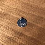 Médaille ronde en argent 925, décor émaillé bleu foncé avec phare et étoiles