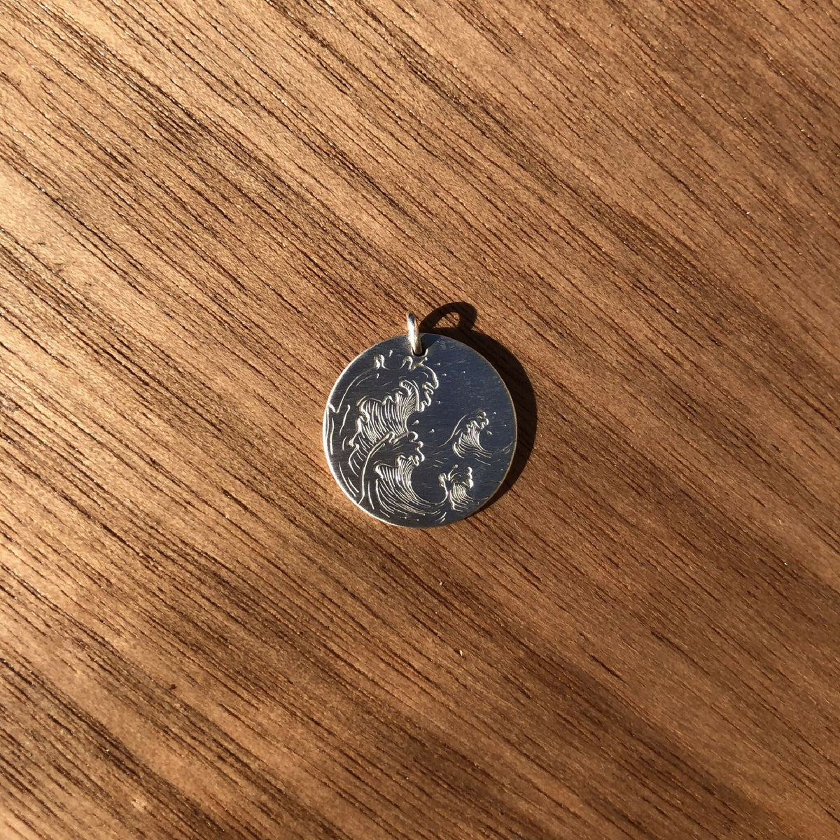 Médaille ronde en argent 925, gravure « vague » sur une face