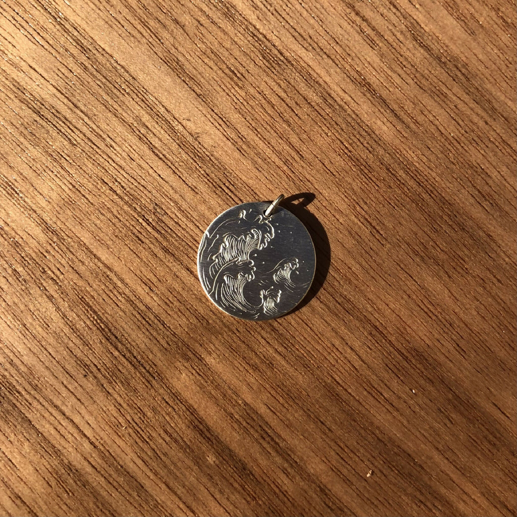 Médaille ronde en argent 925, motif vague sculpté sur la face