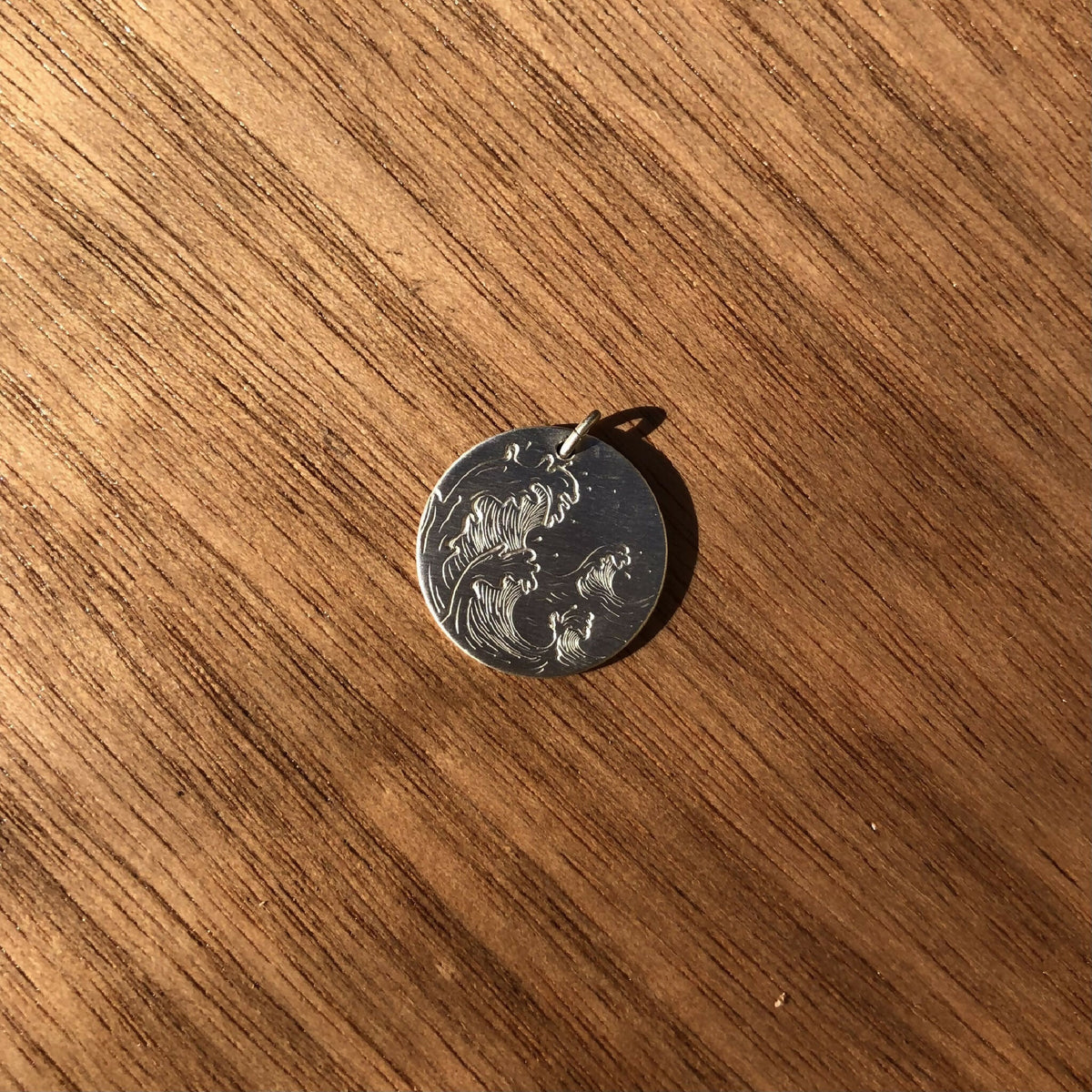 Médaille ronde en argent 925, motif vague sculpté sur la face