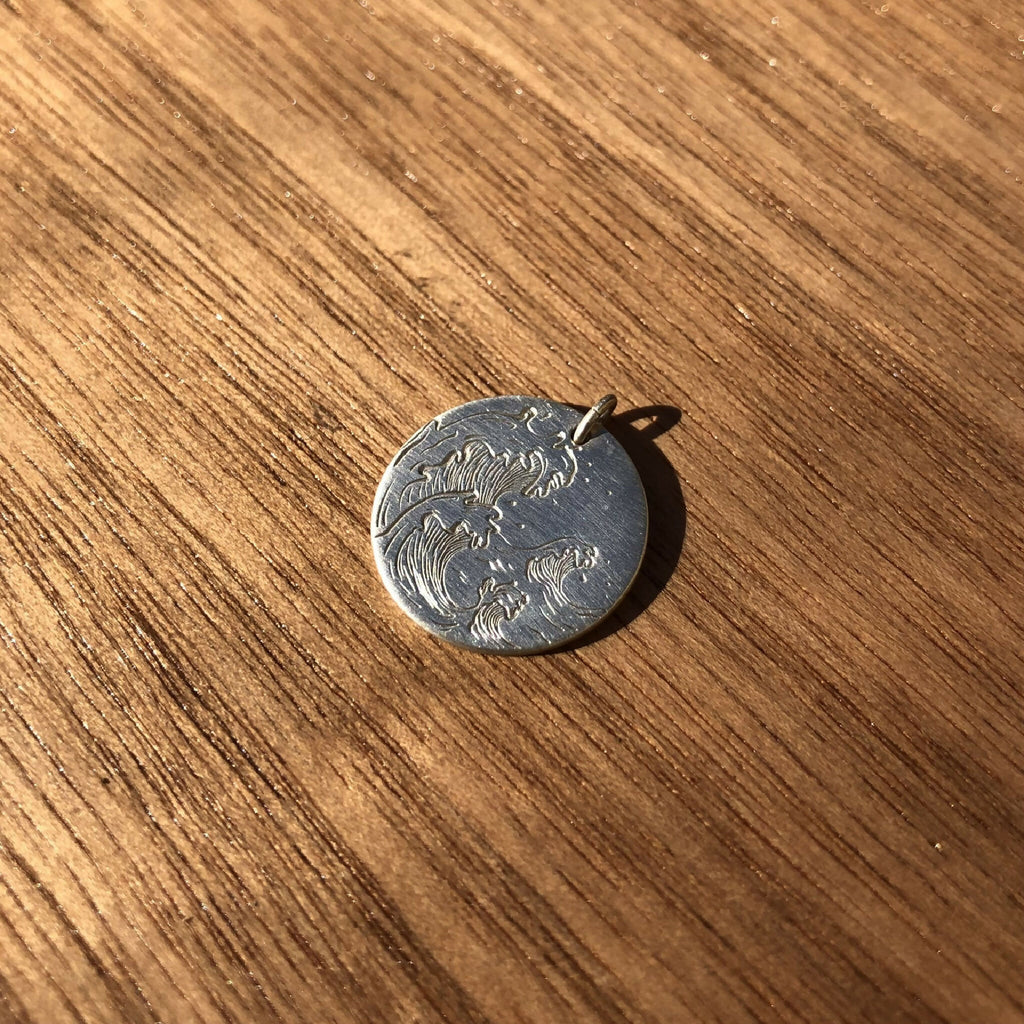 Médaille ronde en argent 925, gravure vague visible avec attache sur le côté