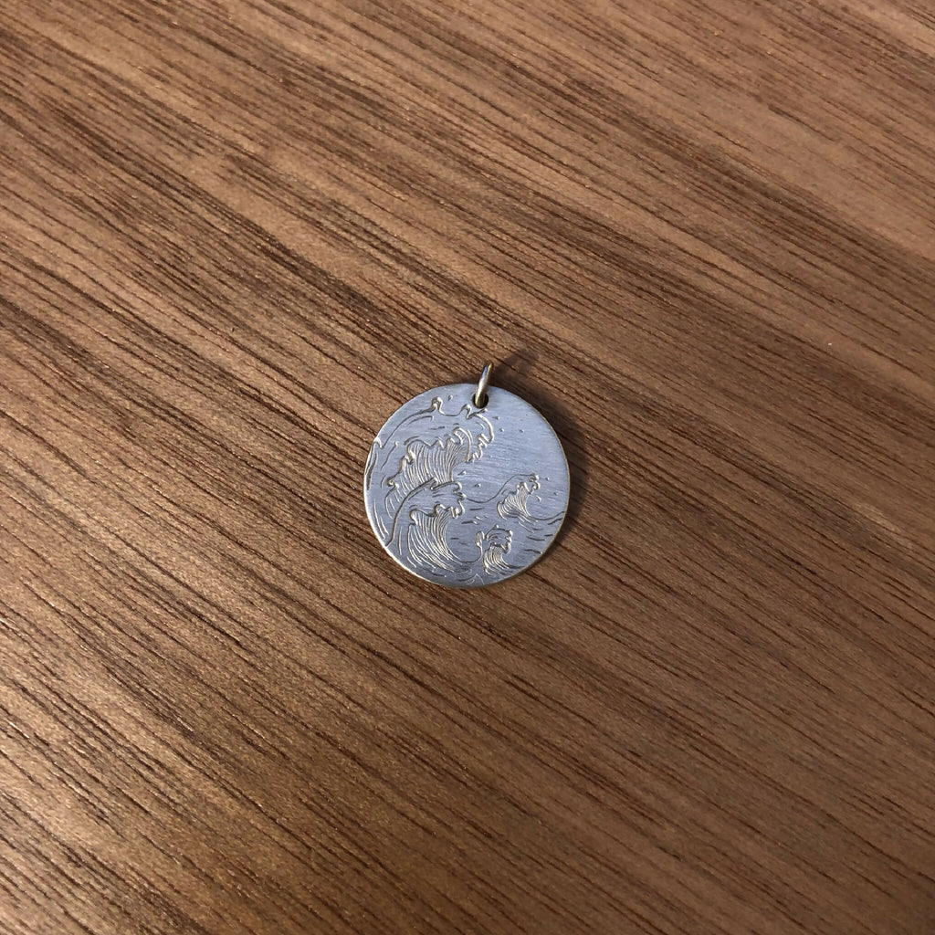 Médaille ronde en argent 925, motif vague sur fond métallique, anneau en haut