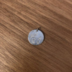 Médaille ronde en argent 925, motif vague sur fond métallique, anneau en haut