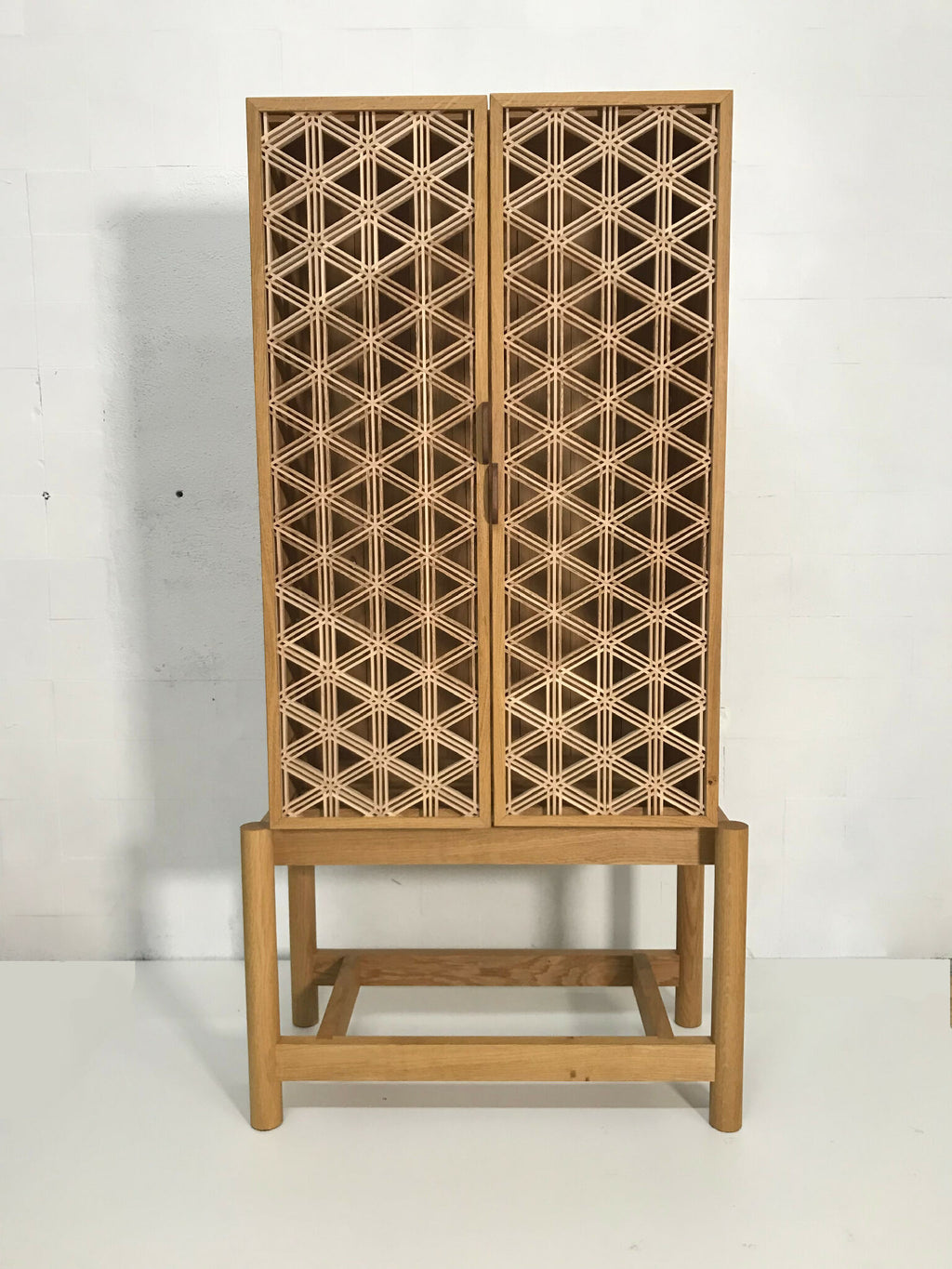 Meuble vitrine en chêne Goma, portes à motif croisillons et piètement bois.