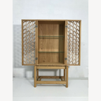 Vitrine en chêne ouverte, portes à motif losanges, étagères en bois