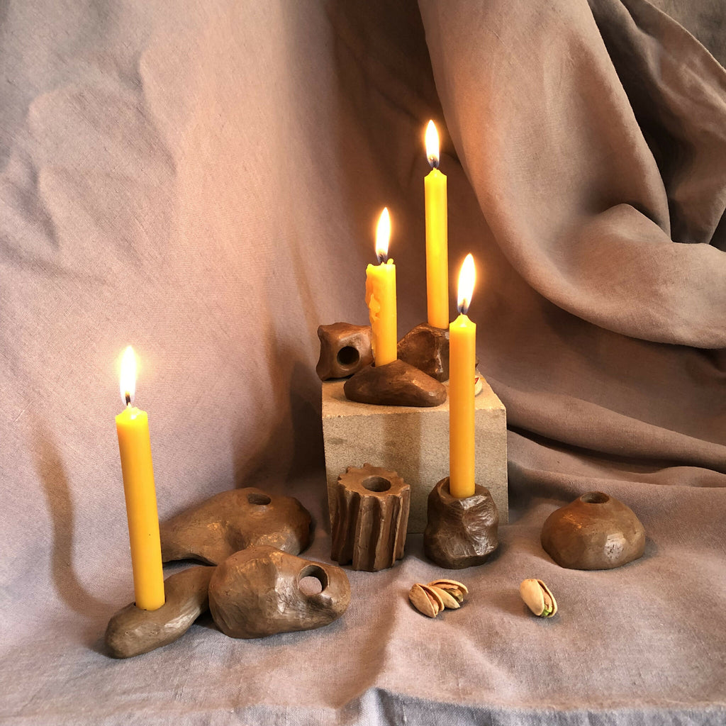Ensemble de mini bougeoirs de méditation en pierre, plusieurs bougies allumées