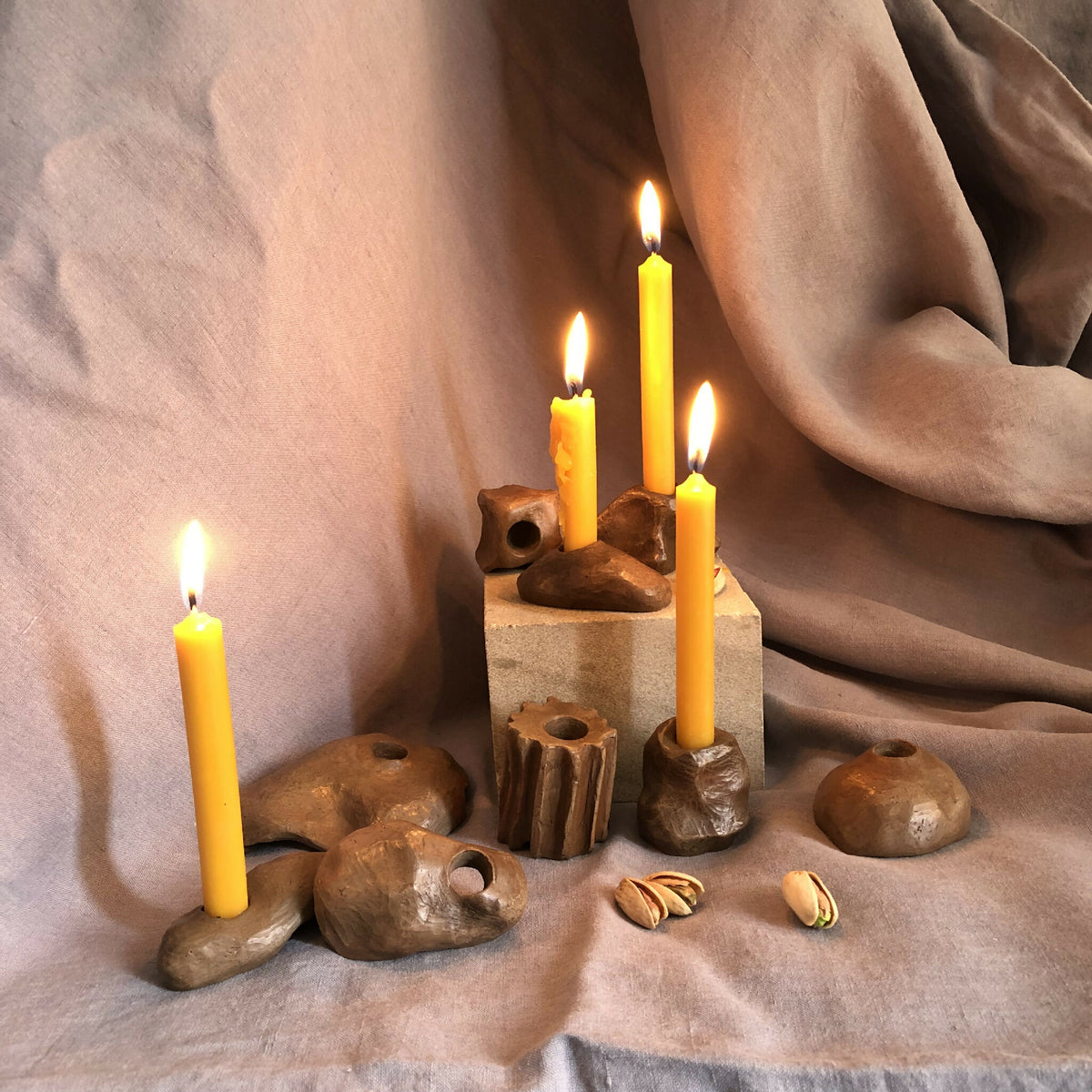 Ensemble de mini bougeoirs de méditation en pierre, plusieurs bougies allumées