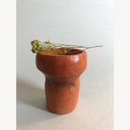 Mini pot en terre cuite brun orangé avec tige florale et fleurs séchées