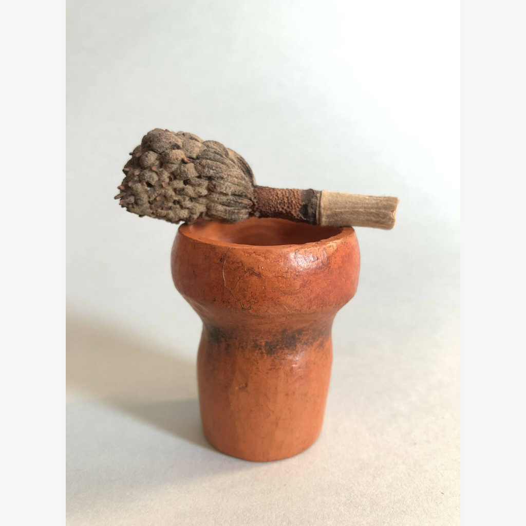 Mini pot en terre cuite brun orangé avec branche et fleur séchée