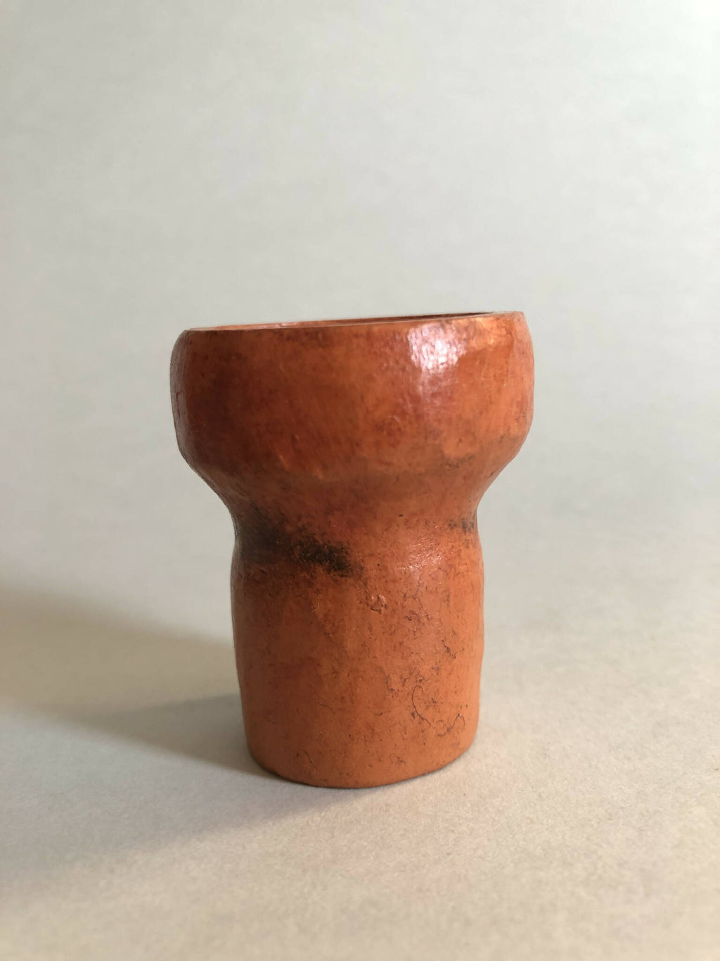 Mini pot en terre cuite brun orangé, profil évasé, surface texturée