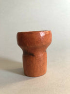 Mini pot en terre cuite brun orangé, profil évasé, surface texturée
