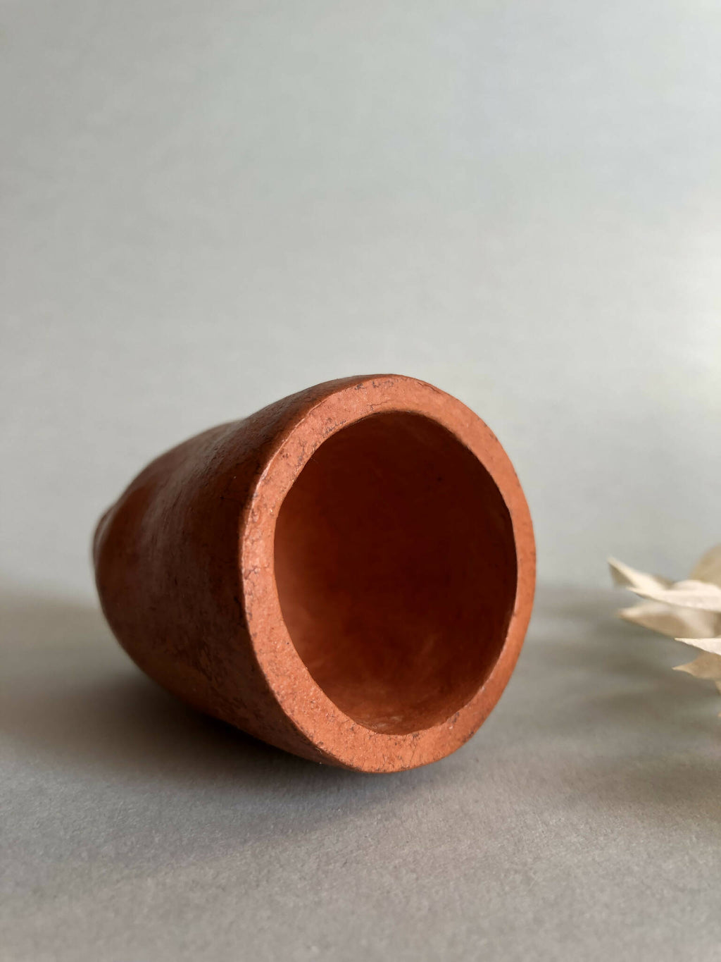 Petit pot haut terre cuite, vue rapprochée de l’ouverture intérieure.