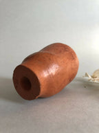 Petit pot haut en terre cuite, vue latérale avec base arrondie.