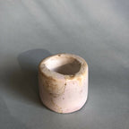 Petit pot en céramique rose pâle, vue de côté, surface fissurée