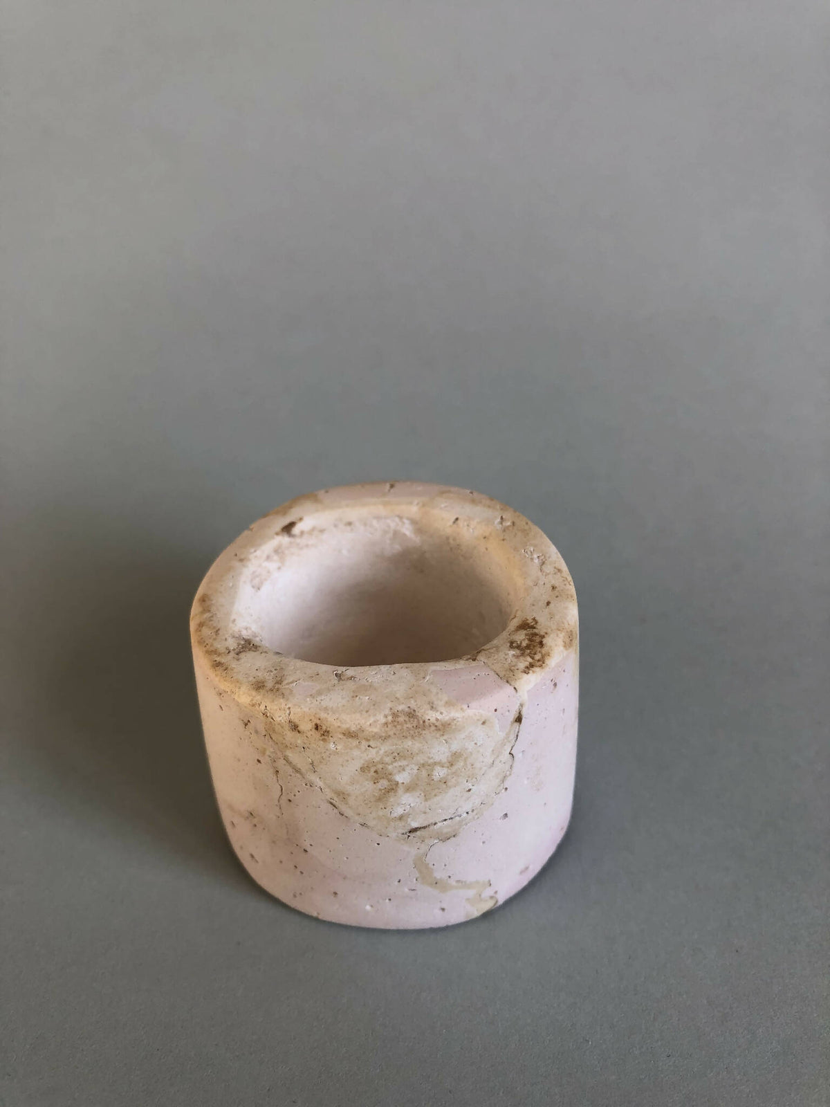 Petit pot en céramique rose pâle, vue de trois quarts, bords irréguliers